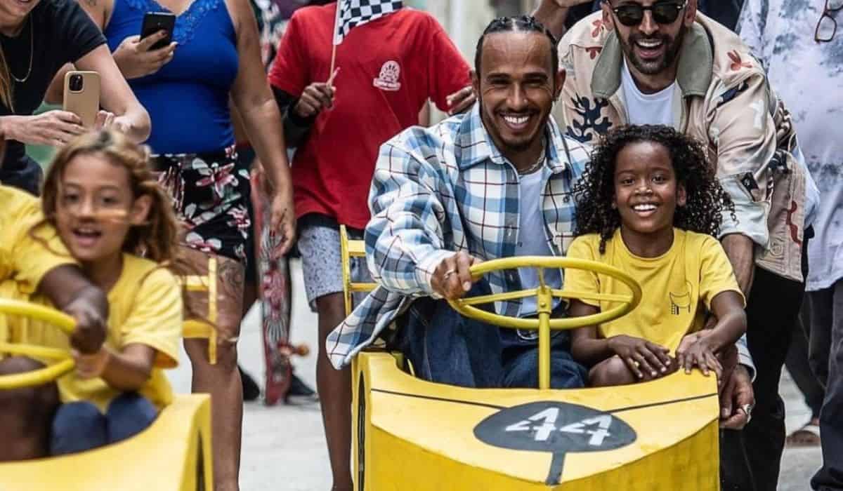 Lewis Hamilton visita projeto social no RJ: 'experiência linda'