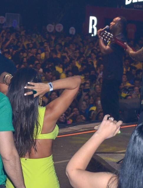 Carol Peixinho é flagrada curtindo muito show de Thiaguinho (Foto: Eduardo Araujo / AgNews)