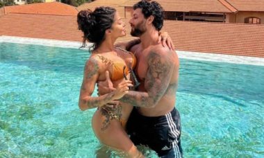 Aline Campos e Jesus Luz curtem piscina em clima de romance