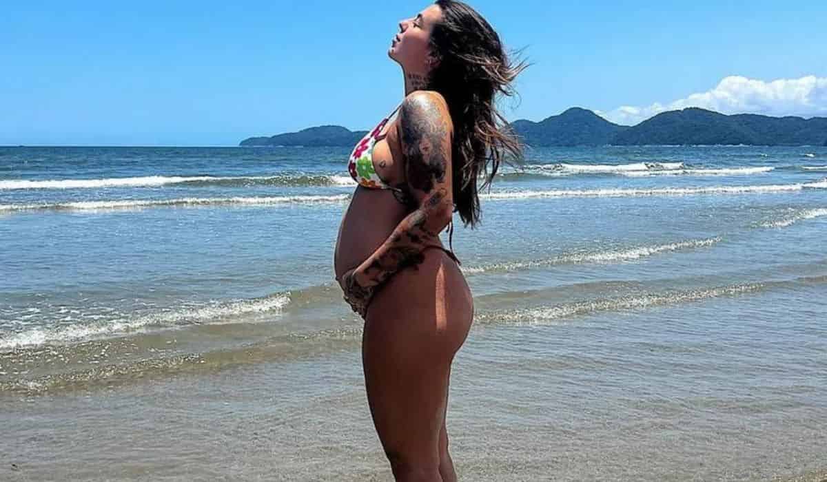 Petra exibe barriguinha de gravidez na praia: 'entramos no 5° mês!'