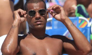 Marcello Melo Jr renova o bronzeado na praia da Barra da Tijuca