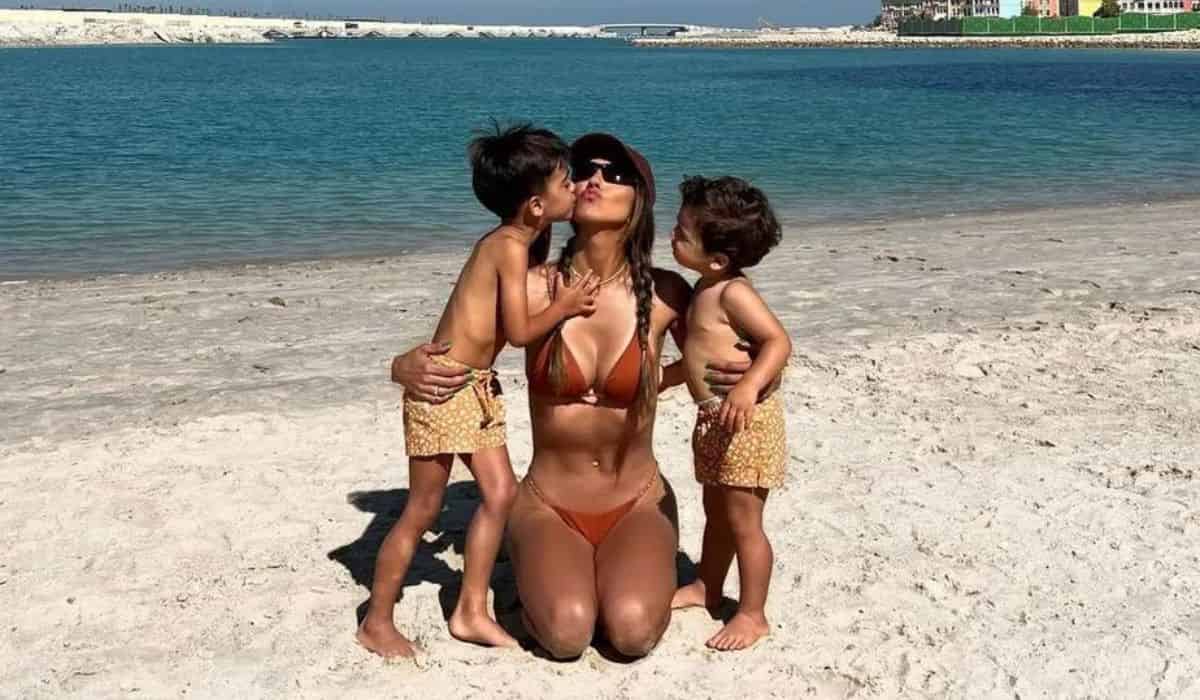 Esposa do jogador Everton curte praia no Catar com os filhos 