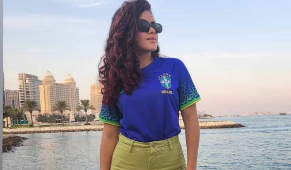 No Catar, Maisa posa com a camisa da seleção: 'clima de Copa'