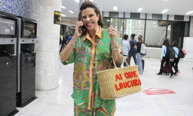 Narcisa é flagrada em aeroporto do Rio usando bolsa com bordão