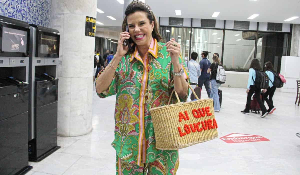 Narcisa é flagrada em aeroporto do Rio usando bolsa com bordão