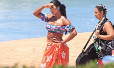 Gracyanne Barbosa grava cenas do 'Tô de Graça' em praia do Rio