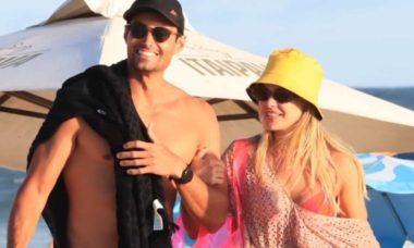 Bárbara Heck curte dia de sol em praia com o namorado no Rio