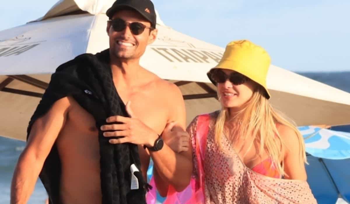 Bárbara Heck curte dia de sol em praia com o namorado no Rio