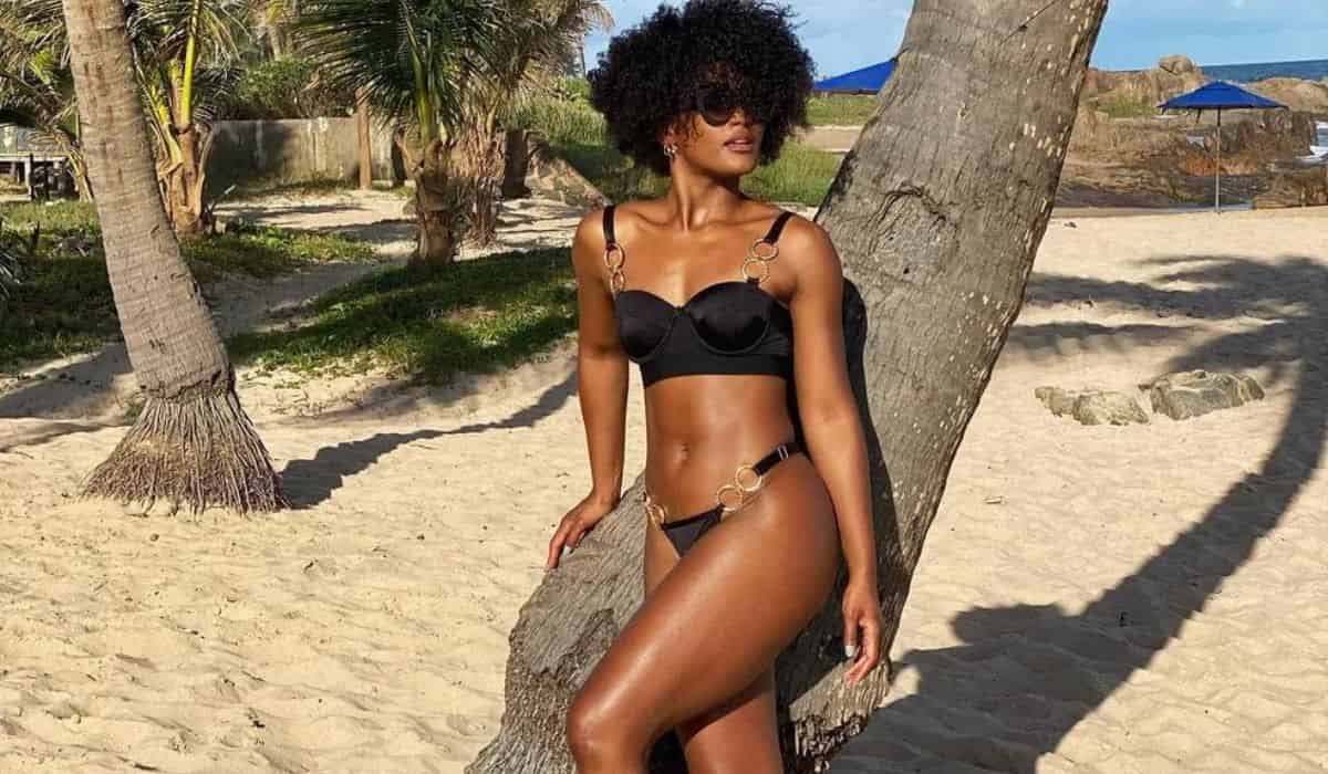 Érika Januza posa de biquíni preto ao curtir praia em Salvador