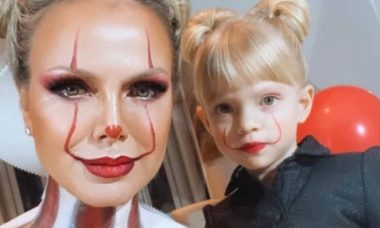 Eliana posa com a filha combinando fantasia de Halloween