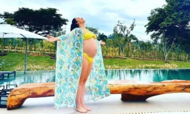 De biquíni, Claudia Raia exibe barrigão da gravidez: 'plena'