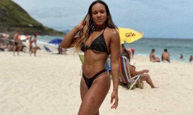 Rebeca Andrade curte praia com biquíni preto: 'garota do Rio'