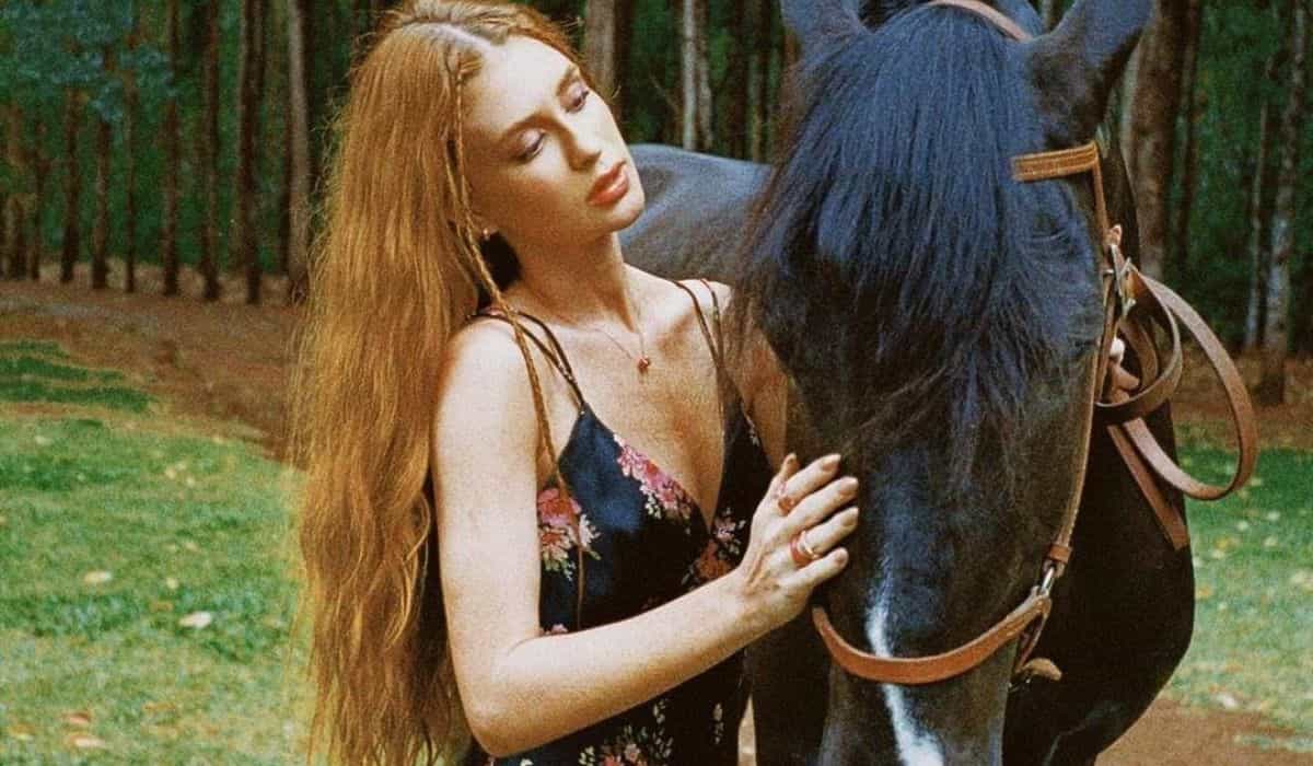 Marina Ruy Barbosa faz carinho em cavalo: 'ponto de paz'