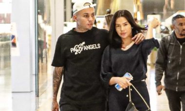 Everton Cebolinha passeia com a esposa por shopping do Rio