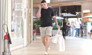 Lucas Souza, ex de Jojo Todynho, passeia por shopping do Rio