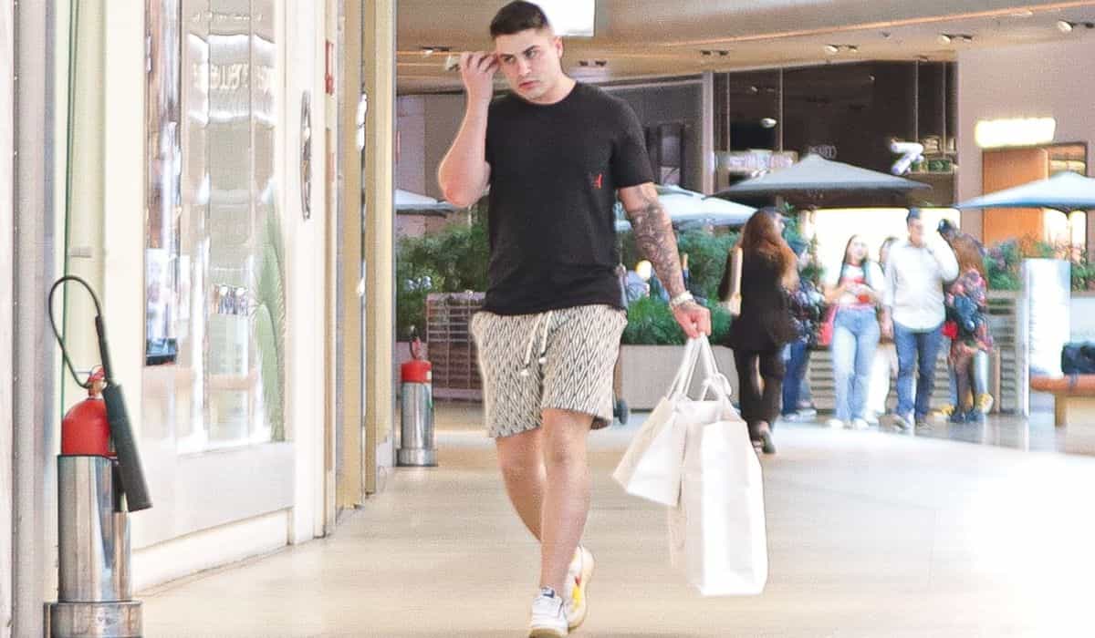 Lucas Souza, ex de Jojo Todynho, passeia por shopping do Rio