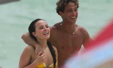 Românticos, Larissa Manoela e André Luiz Frambach curtem praia