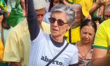 Cássia Kiss é flagrada em manifestação bolsonarista no Rio