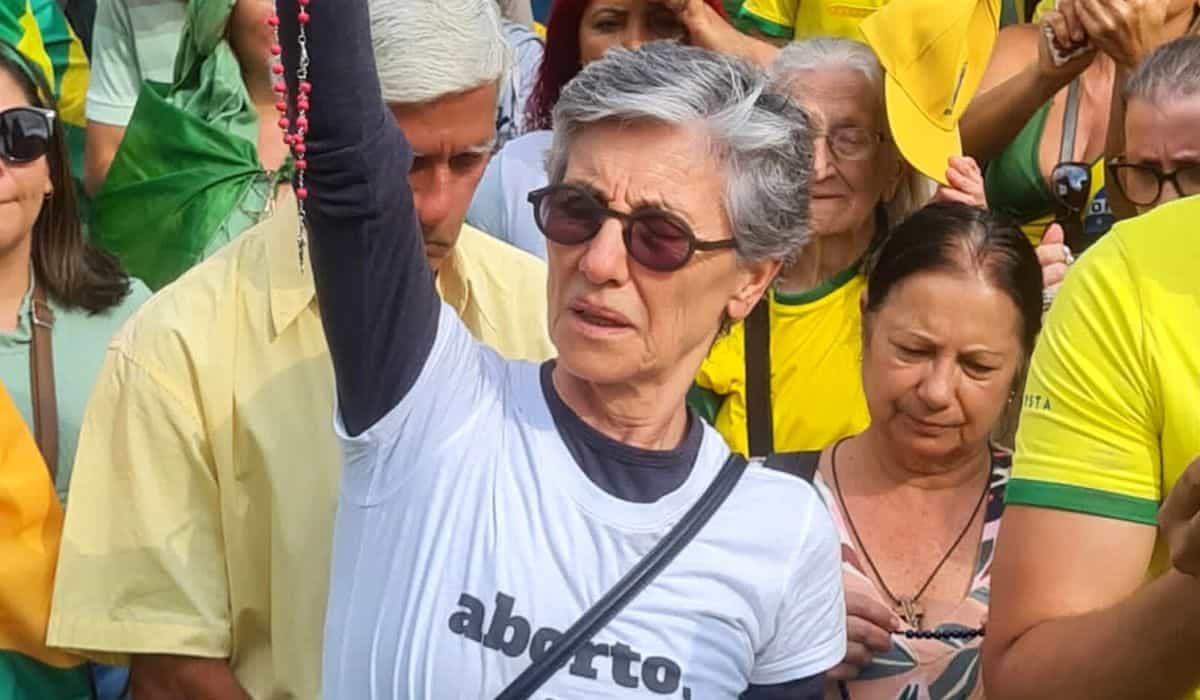 Cássia Kiss é flagrada em manifestação bolsonarista no Rio