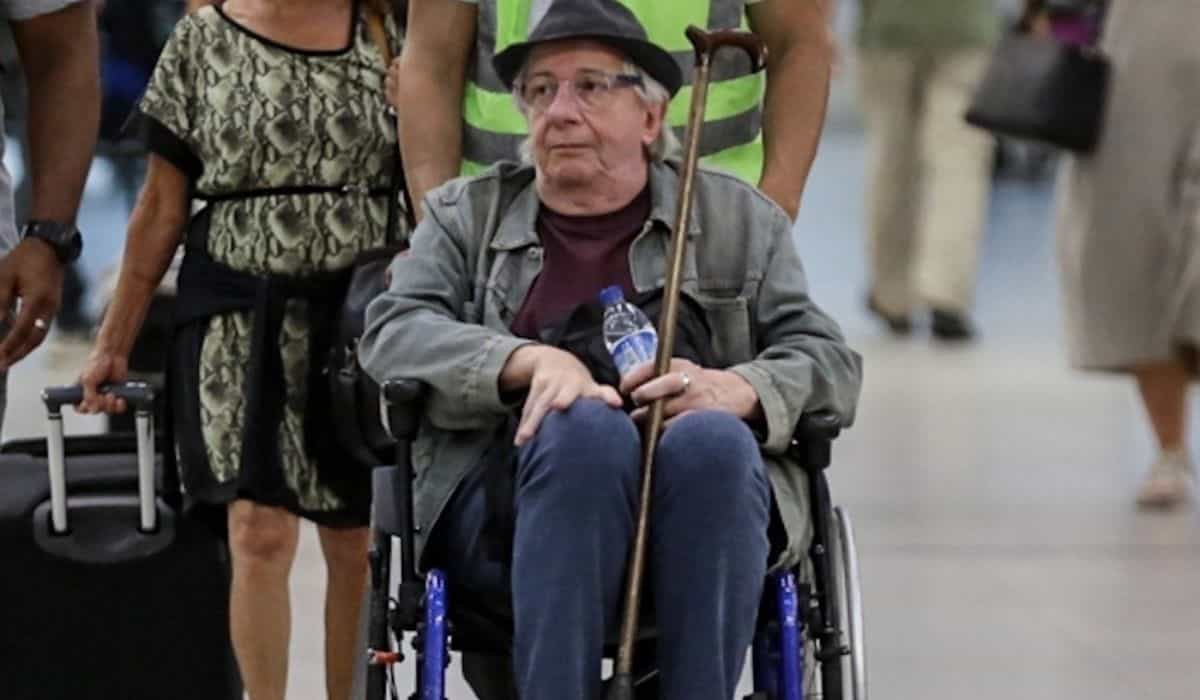 Marco Nanini embarca de cadeira de rodas em aeroporto do Rio