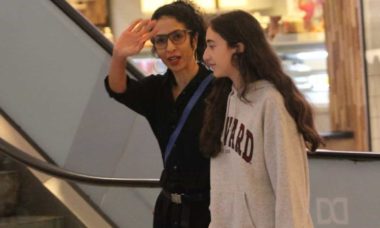 Marisa Monte passeia com a filha por shopping do Rio