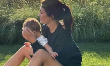 Kylie Jenner posa em clique raro com o filho mais novo