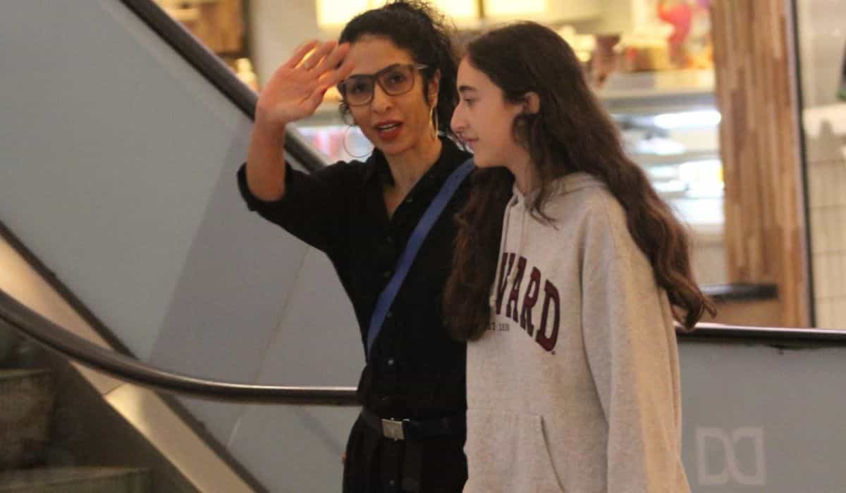 Marisa Monte passeia com a filha por shopping do Rio