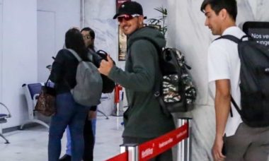 Gabriel Medina é visto embarcando no aeroporto do Rio de Janeiro