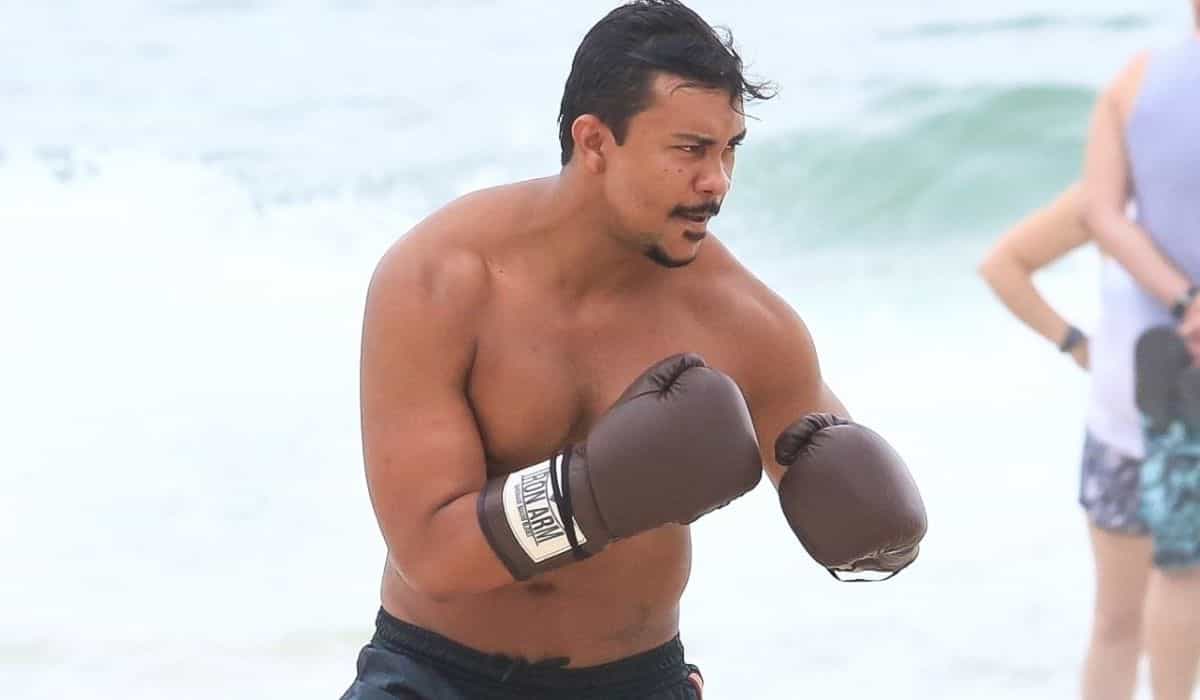 Xamã é visto praticando boxe na praia da Barra Da Tijuca