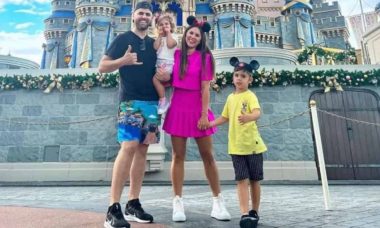 Zé Neto e esposa curtem parques da Disney com os filhos