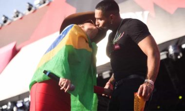 Maraisa e Bil Araújo dão beijo no palco durante show em Goiás