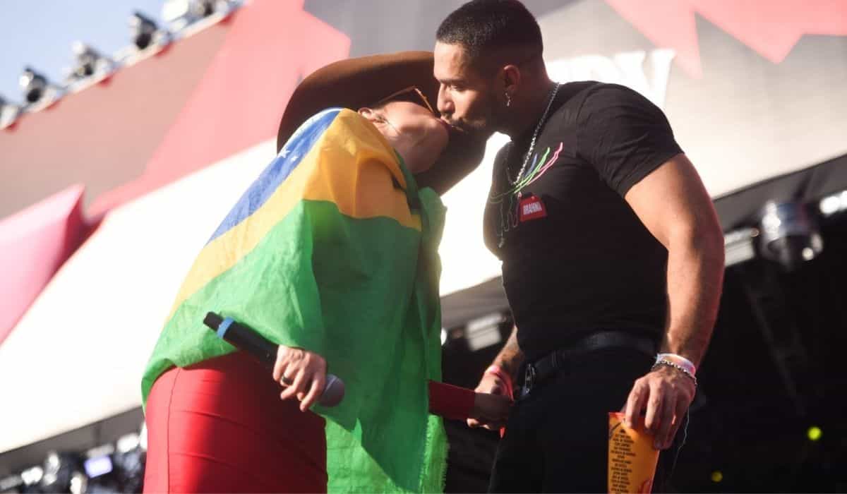 Maraisa e Bil Araújo dão beijo no palco durante show em Goiás