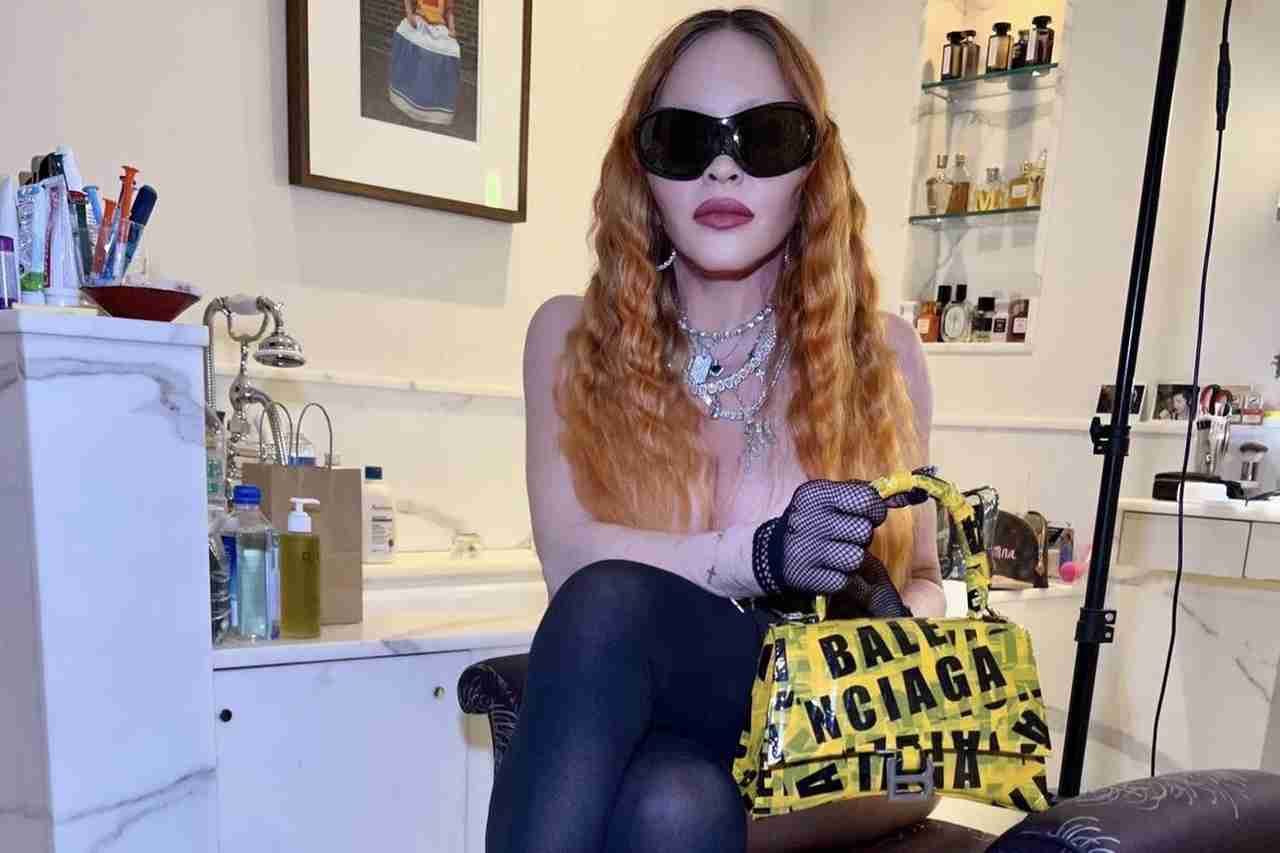 Madonna surge topless com bolsa de grife em ensaio caseiro
