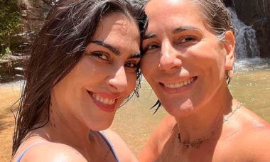 Cleo e Glória Pires posam juntas de biquíni em cachoeira: 'tal mãe tal filha'