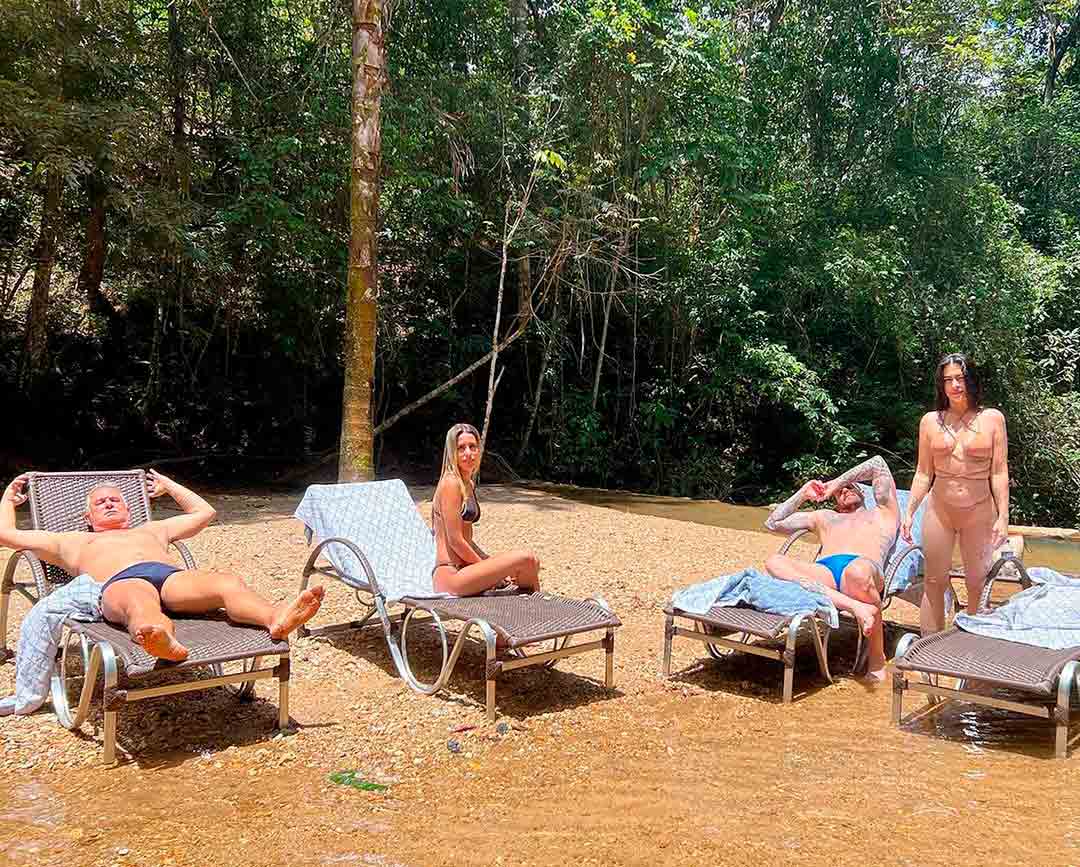 Cleo e Glória Pires posam juntas de biquíni em cachoeira: 'tal mãe tal filha'. Foto: Reprodução Instagram