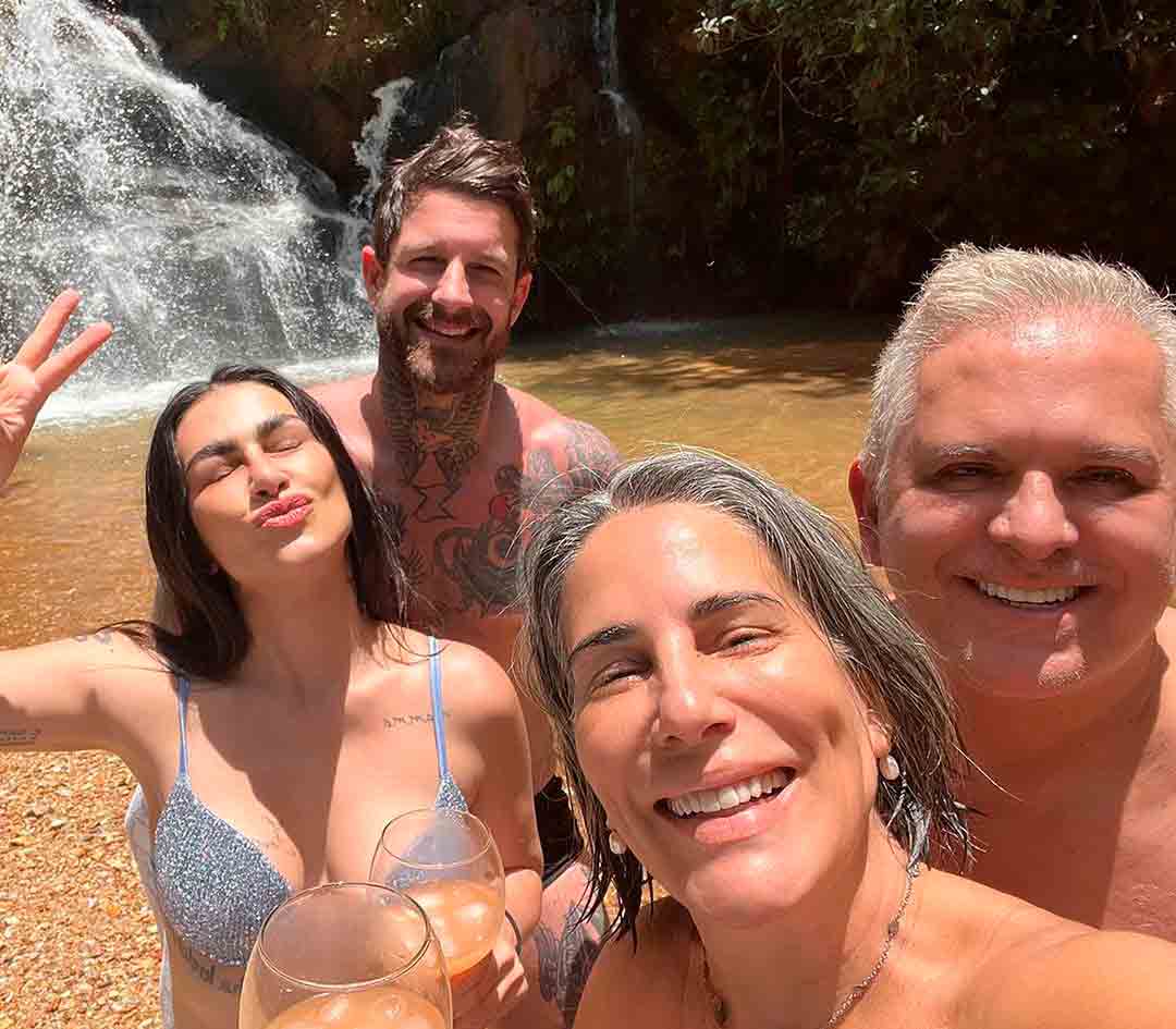 Cleo e Glória Pires posam juntas de biquíni em cachoeira: 'tal mãe tal filha'. Foto: Reprodução Instagram