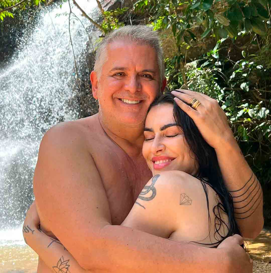 Cleo e Glória Pires posam juntas de biquíni em cachoeira: 'tal mãe tal filha'. Foto: Reprodução Instagram