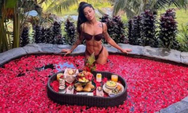 Aline Campos toma café da manhã na piscina em viagem por Bali