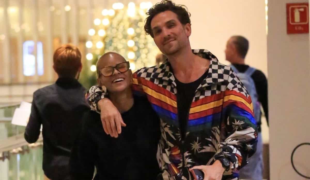 Igor Rickli e Aline Wirley passeiam abraçadinhos em shopping do RJ