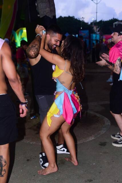 Bil Araújo e Vanessa Lopes dançam juntos na Farofa da Gkay (Foto: LEO FRANCO / AgNews)