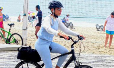 Bruna Lienzmeyer curte passeio de 'bike' por orla de praia do RJ