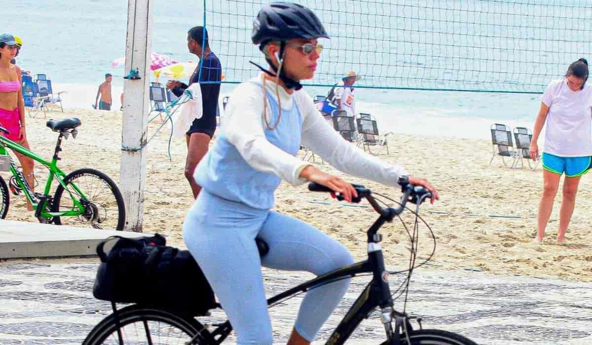 Bruna Lienzmeyer curte passeio de 'bike' por orla de praia do RJ