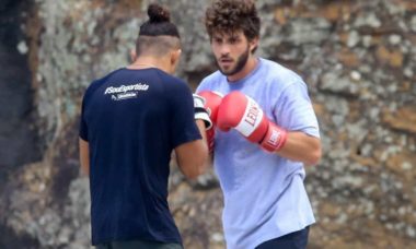 Chay Suede é flagrado treinando boxe ao ar livre em Ipanema