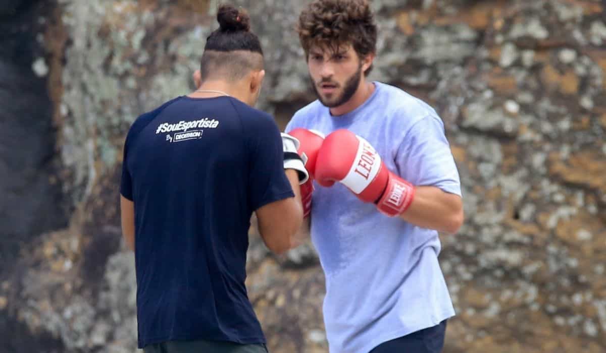 Chay Suede é flagrado treinando boxe ao ar livre em Ipanema