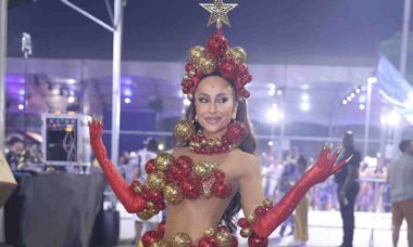 Sabrina Sato elege look natalino para desfile da Vila Isabel