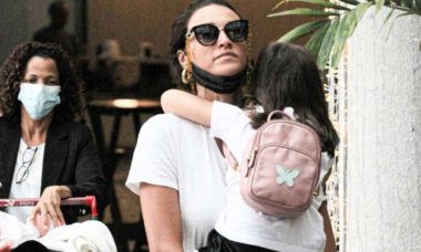 Débora Nascimento é flagrada com a filha no colo em aeroporto