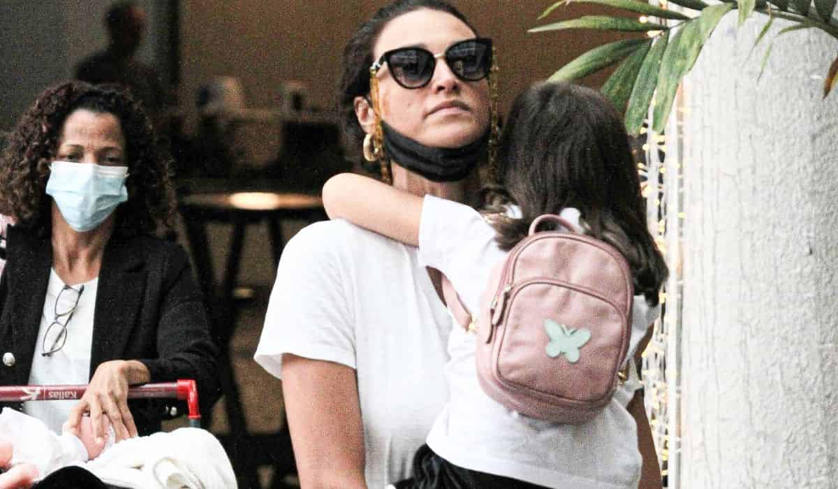 Débora Nascimento é flagrada com a filha no colo em aeroporto