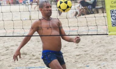Ex-jogador de futebol Djalminha joga futevôlei em praia do RJ