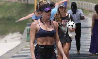 Grazi Massafera exibe corpo musculoso durante corrida em praia do Rio