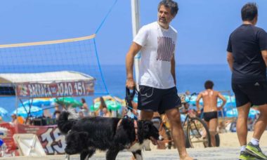 Eriberto Leão curte passeio pela praia do Leblon com cachorro